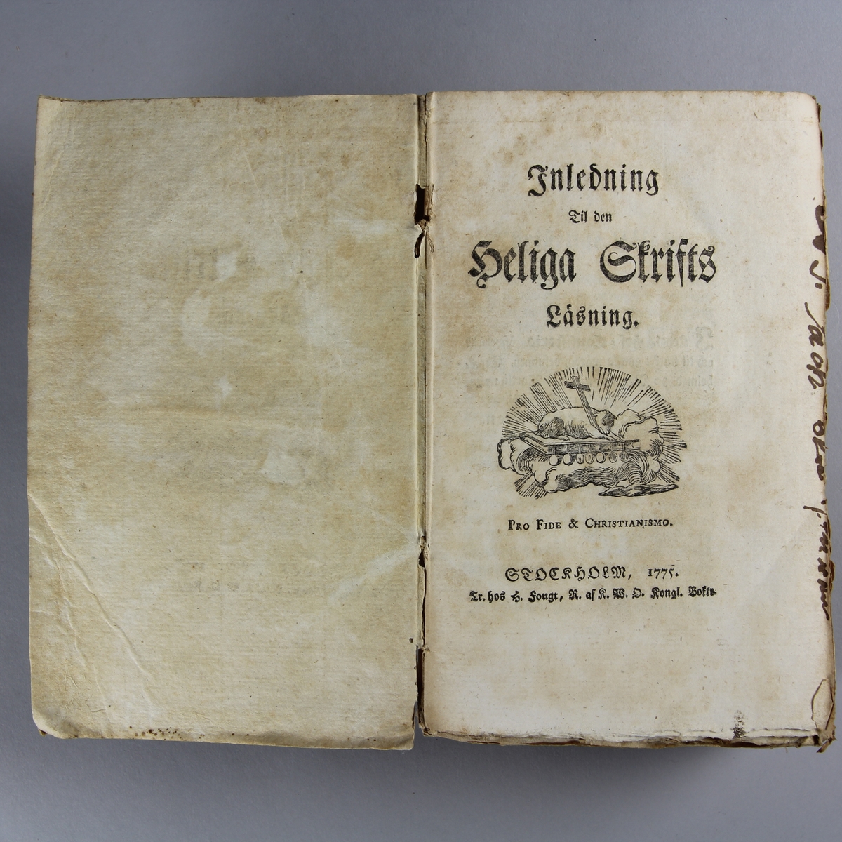 Bok, pappband, "Inledning til den heliga skrifts läsning". Pärmar av blå papp, oskuret snitt. Ryggen blekt. Tryckt i Stockholm 1775.