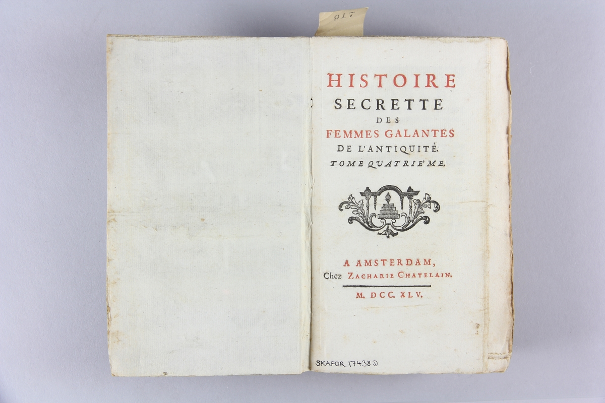 Bok, pappband, "Histoire secrette des femmes galantes 
de l´antiquité", del 4. Band av gråblått papper, oskuret snitt.