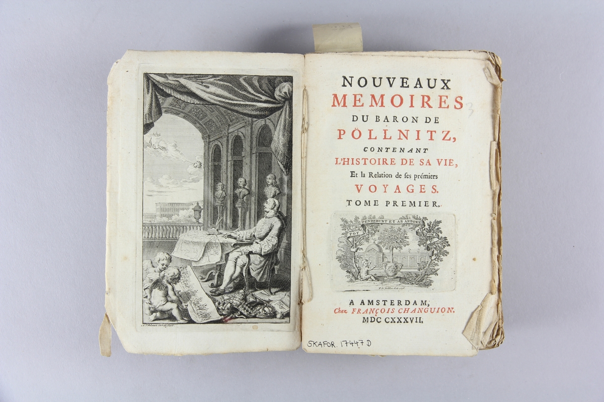 Bok, häftad, "Nouveau mémoires de Charles-Louis Baron de Pöllnitz", del 1. Pärm av marmorerat papper, oskuret snitt. Anteckning om inköp.