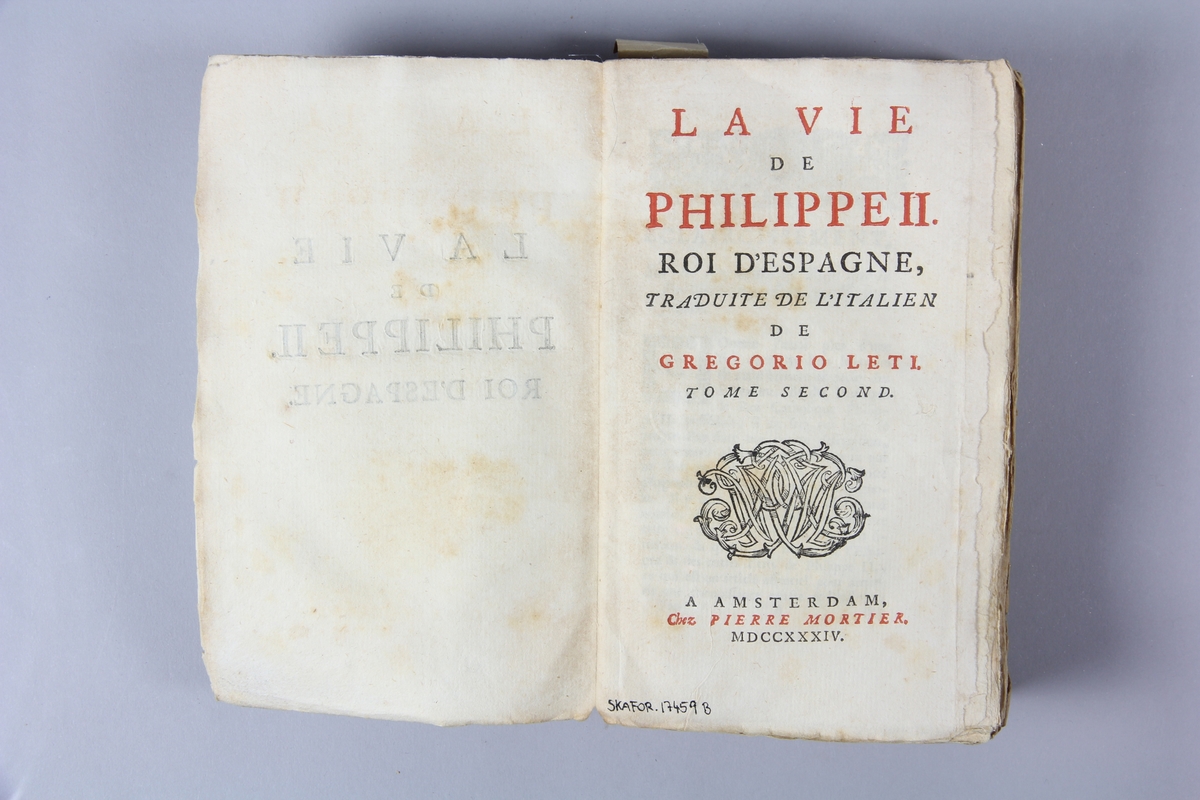 Bok, häftad, "La vie de Philippe II, roi d'Espagne", del 2, tryckt 1734 i Amsterdam.
Pärm av marmorerat papper, oskuret snitt. Blekt rygg med etikett med titel och samlingsnummer.