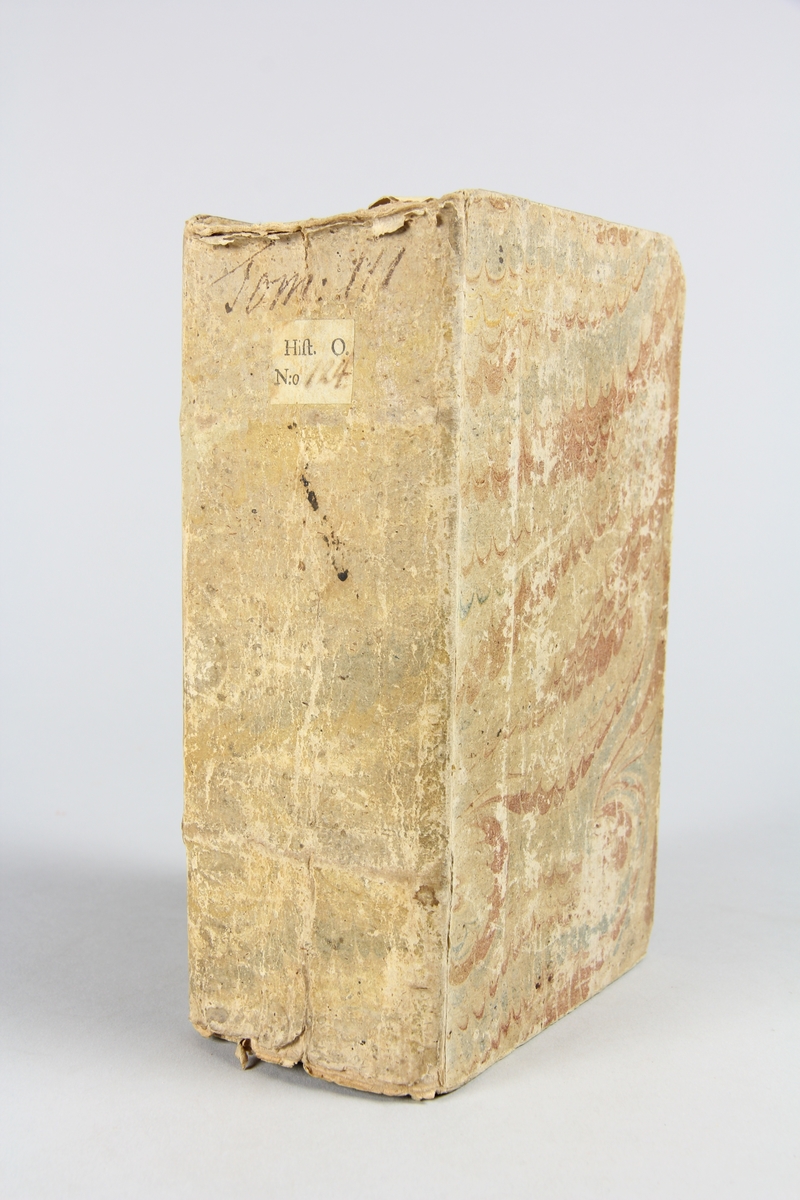 Bok, pappband, "Vollständige Geographie", del 3, tryckt 1735 i Hamburg, Frankfurt och Leipzig. Pärmar klädda med marmorerat papper, blekt rygg med etikett och påskrift. Skuret snitt.