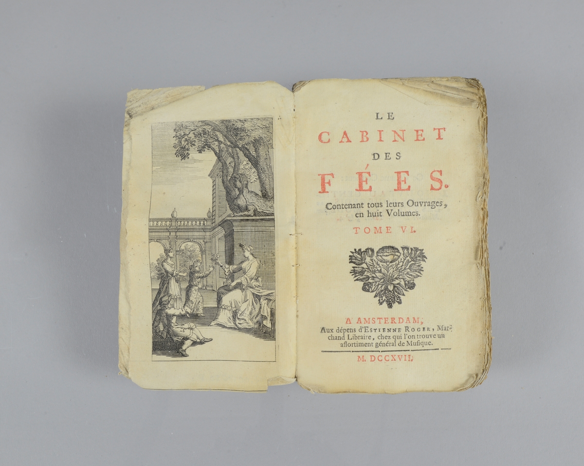 Bok, pappband, "Le cabinet des fées", del 6, tryckt 1717 i Amsterdam. Marmorerade pärmar, blekt rygg med etiketter med bokens titel och nummer. Oskuret snitt. Med kopparstick.