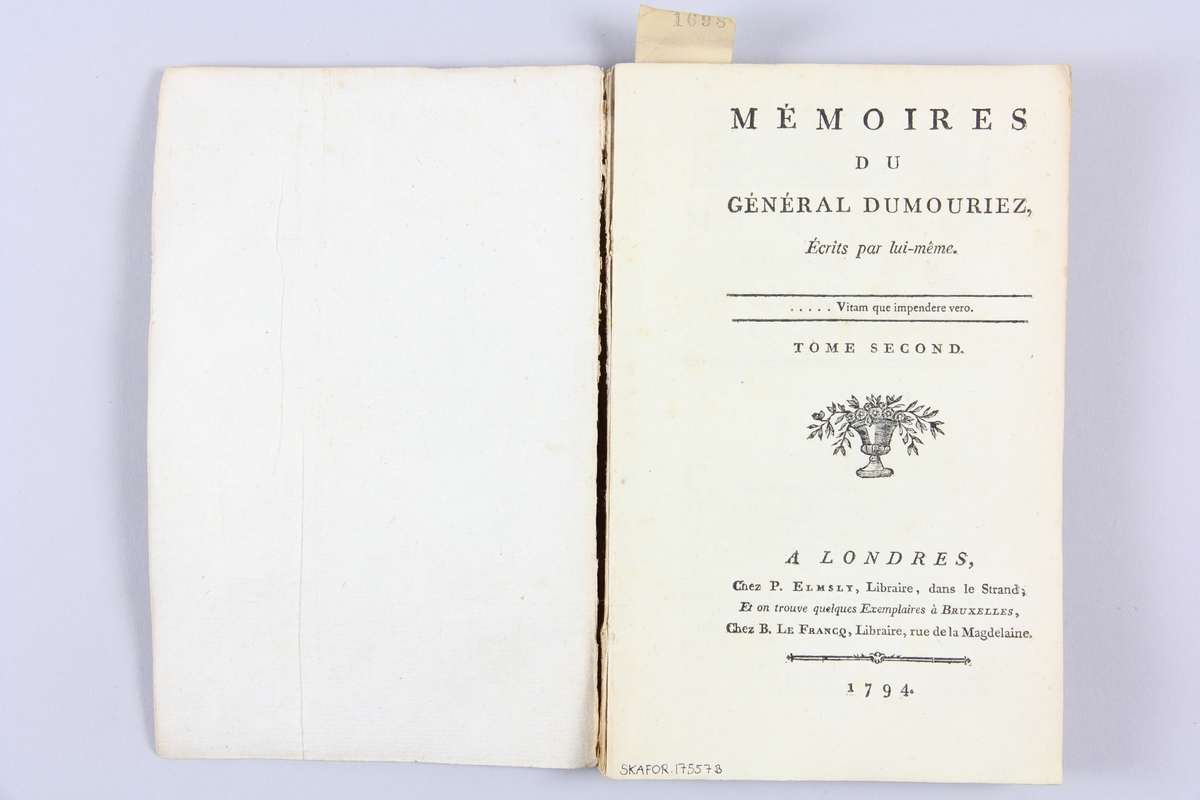 Bok, häftad, "Mémoires du général Dumouriez", del 1, tryckt 1794 i London.
Pärm av ljusbrunt, stänkt papper, blekt rygg, skurna snitt. Etikett med samlingsnummer på ryggen.