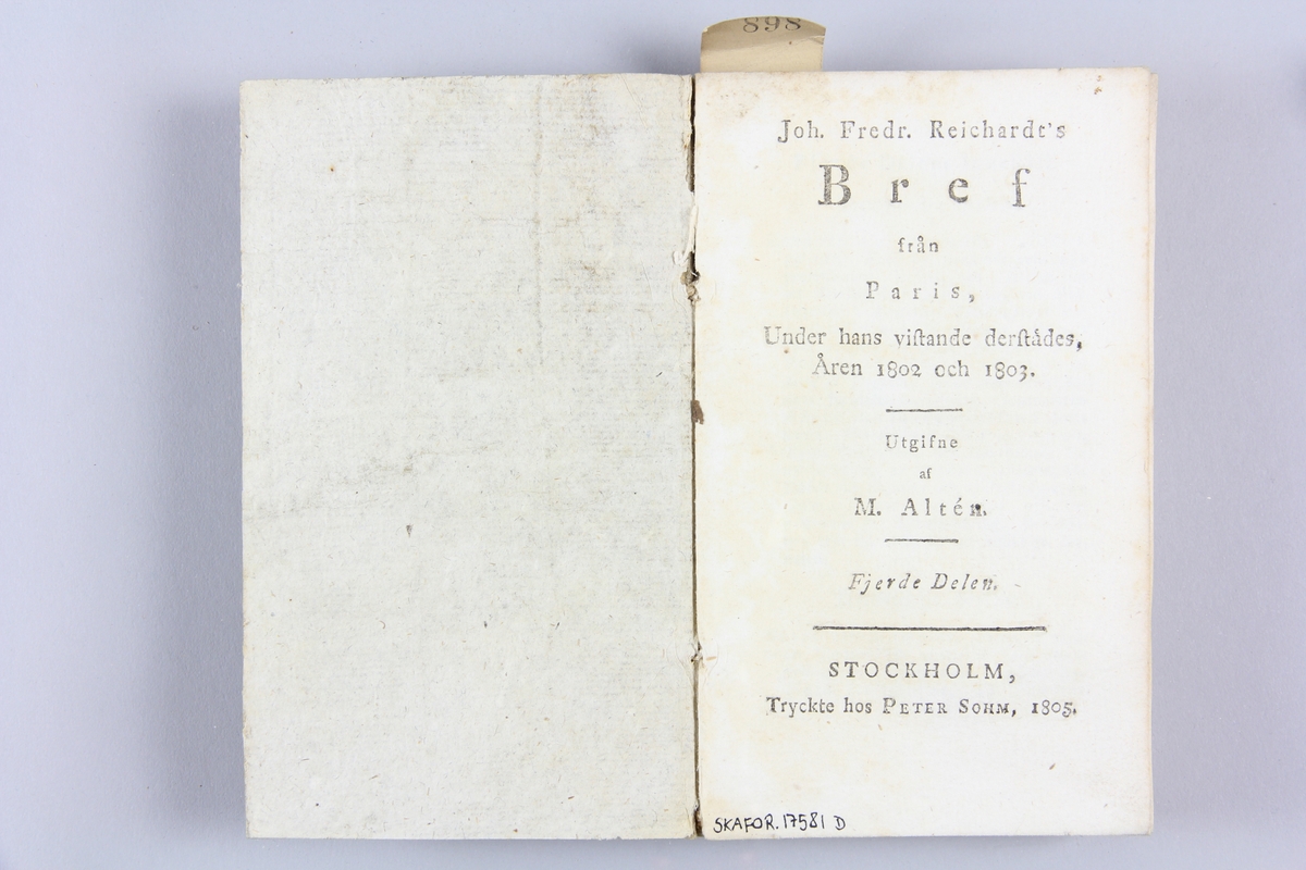 Bok, häftad "Joh. Fredr. Reichhardt's Bref från Paris, under hans vistande derstädes, åren 1802 och 1803", del 4, tryckt 1805 i Stockholm.
Pärm av marmorerat papper, skuret snitt. Etikett med samlingsnummer på ryggen.