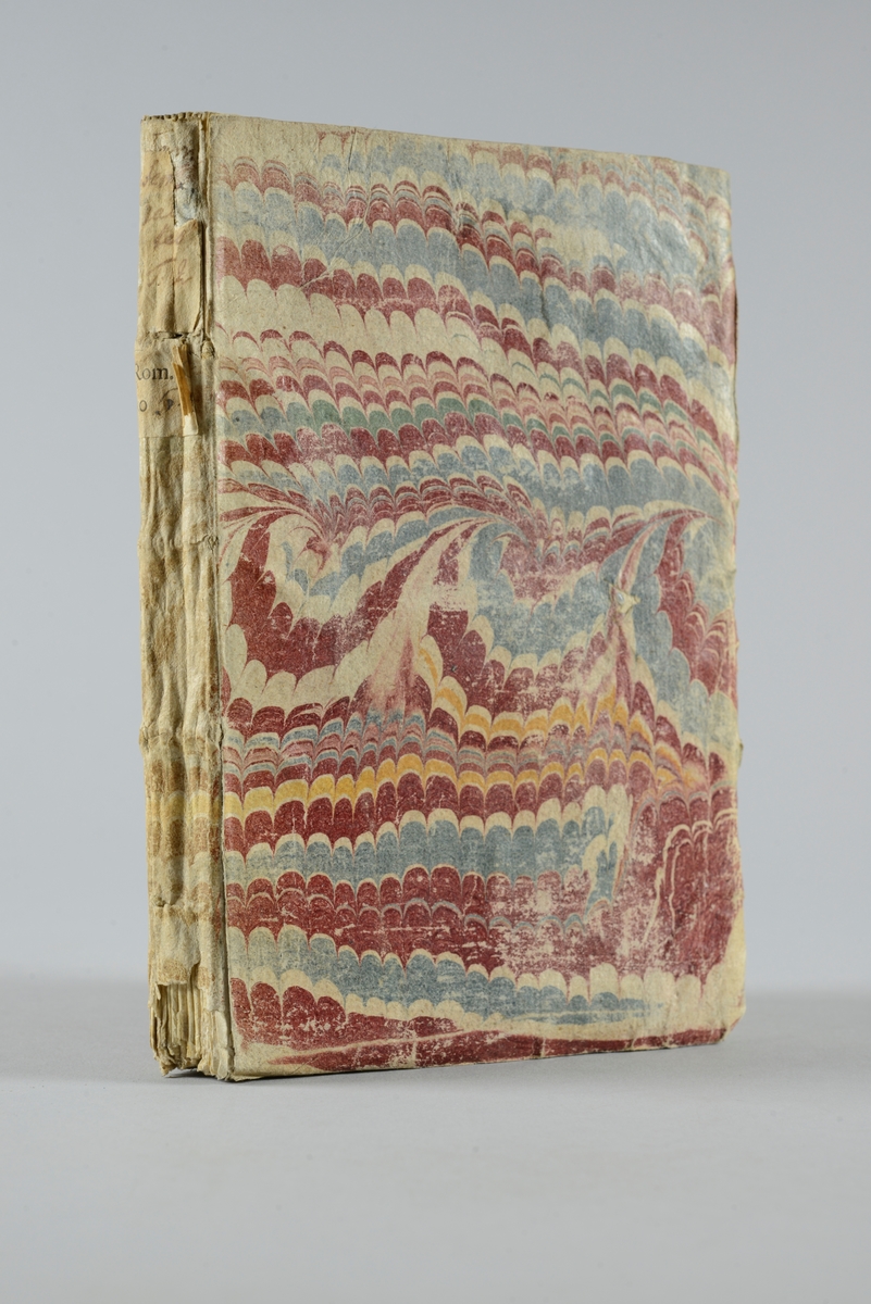 Bok, pappband,"Histoire secrette des femmes galantes de 
l´antiquité ", del 2, tryckt 1726 i Amsterdam.
Pärm av marmorerat papper, oskuret snitt. På ryggen pappersetikett med volymens namn och nummer. Ryggen blekt och skadad.