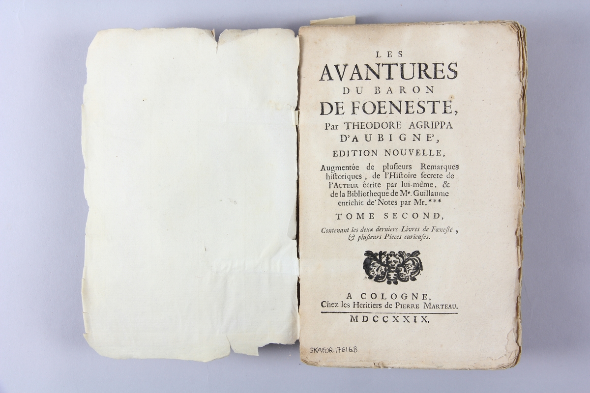 Bok, häftad, "Les avantures du baron de Foeneste", del 2, tryckt 1729 i Köln.
Pärm av marmorerat papper, oskuret snitt. Blekt rygg med pappersetikett med volymens namn och samlingsnummer.