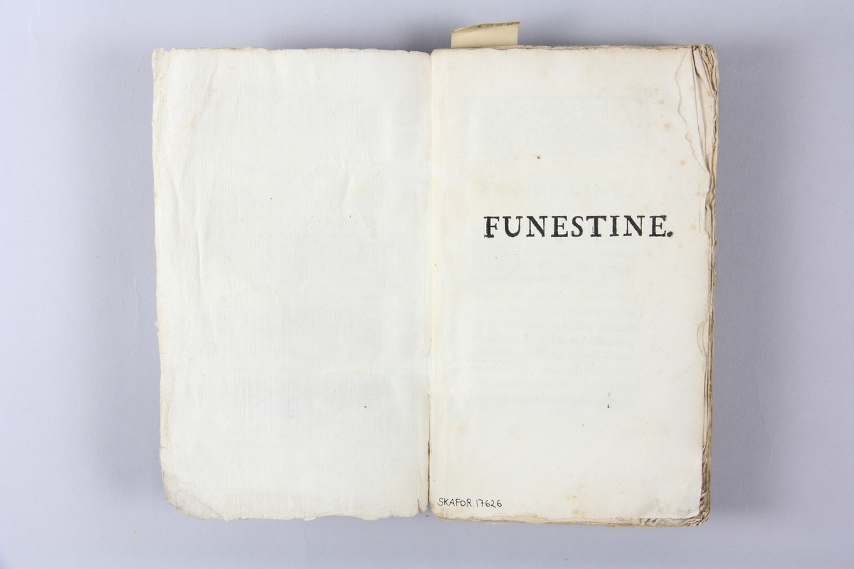 Bok, häftad, "Funestine", tryckt 1737 i Paris
Pärm av marmorerat papper, oskuret snitt.  Blekt rygg med pappersetikett med volymens namn och samlingsnummer.