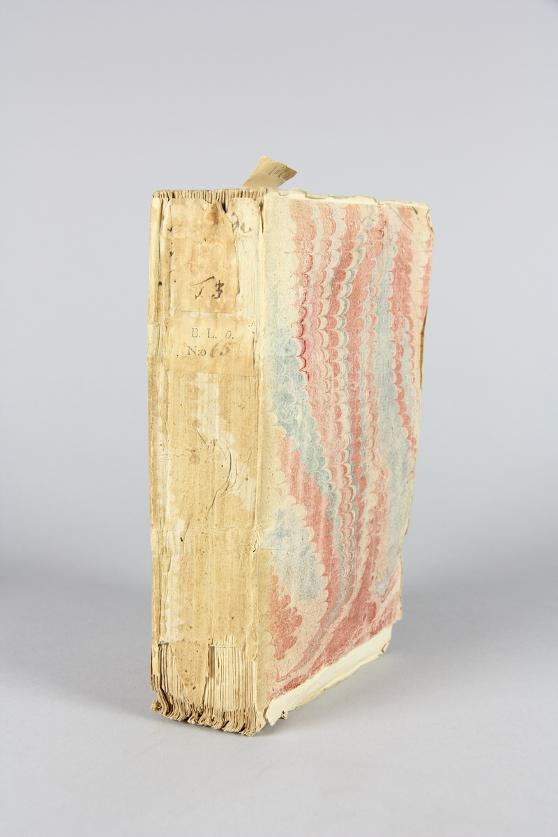 Bok, häftad, "Les oeuvres de théâtre", del 3. Pärm av marmorerat papper, blekt rygg med etikett med titel och samlingsnummer.