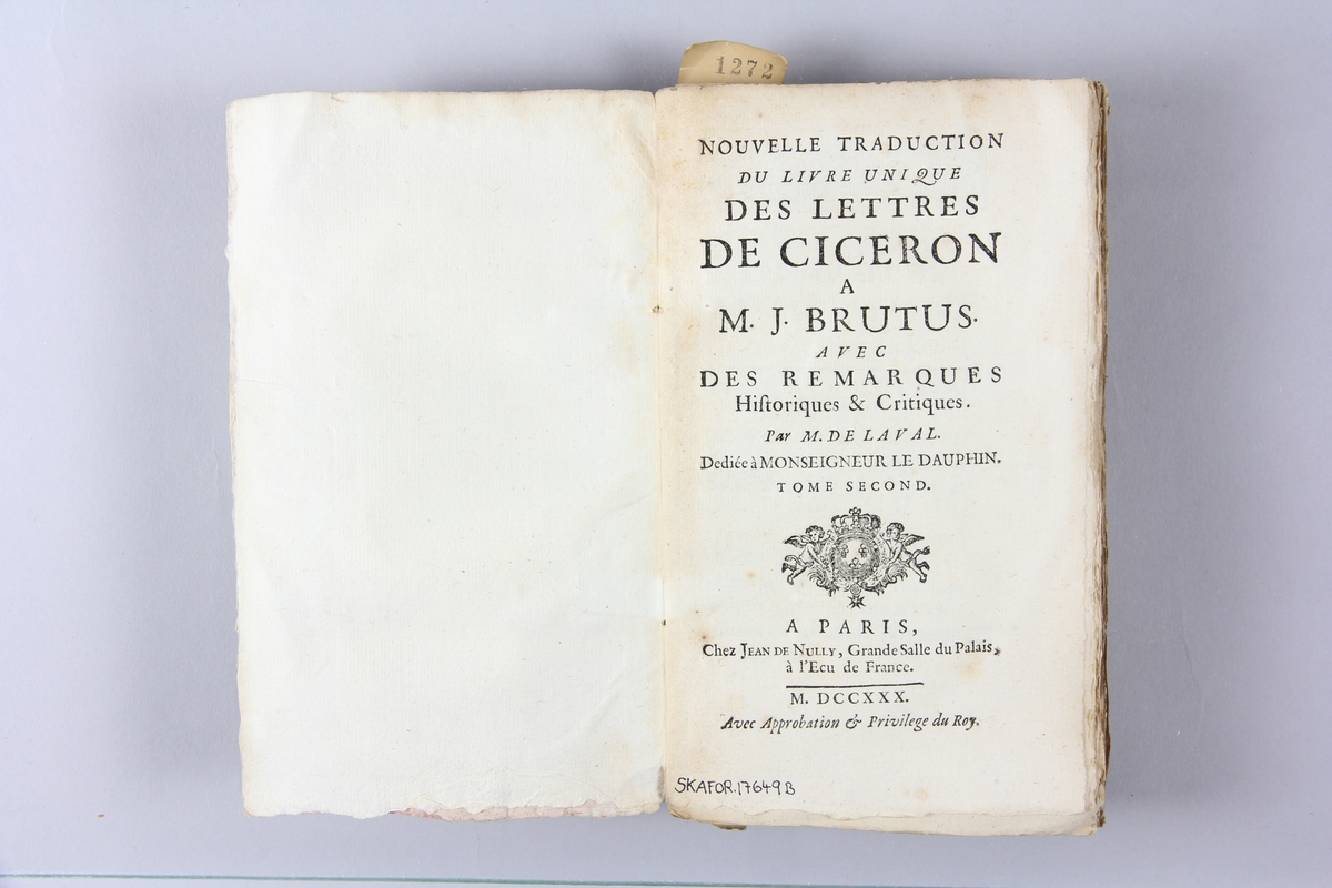 Bok, "Des lettres de Ciceron à M. J. Brutus", del 2, tryckt 1730 i Paris.
Pärm av marmorerat papper, oskuret snitt.  Blekt rygg med pappersetikett med volymens namn och samlingsnummer.