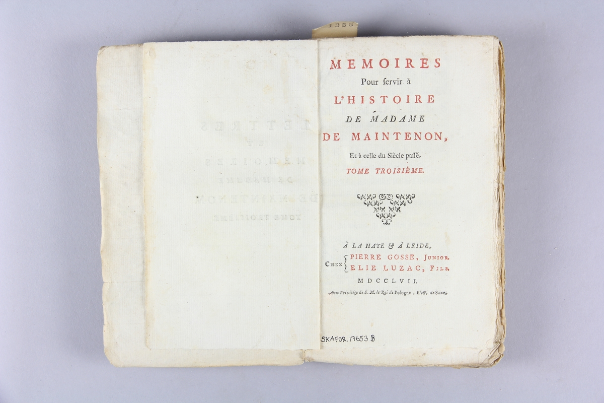 Bok, häftad,"Lettres et mémoires de madame de Maintenon/ Mémoires pour servir à l´histoire de madame de Maintenon", del 5. Pärmar av marmorerat papper, oskuret snitt. Etikett med titel och samlingsnummer på ryggen.