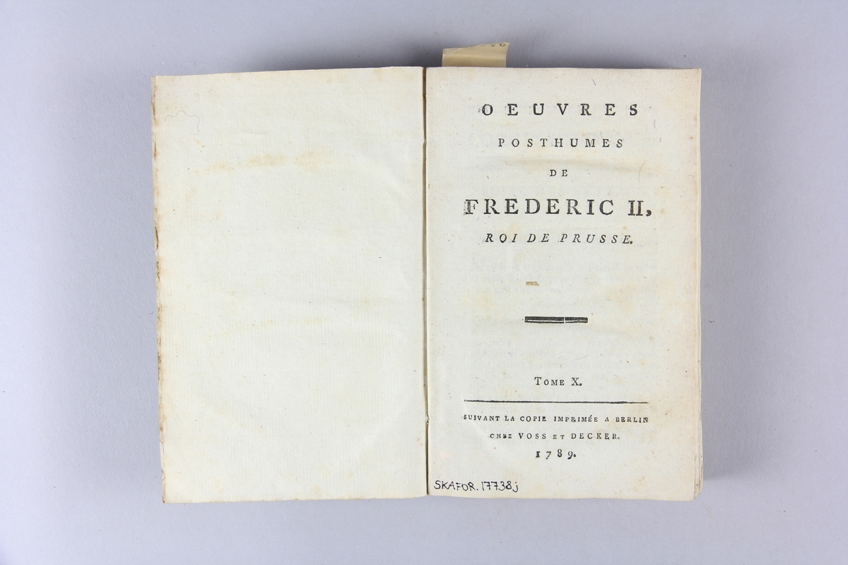 Bok, häftad, "Oeuvres posthumes de Frederic II, roi de Prusse", del 10. Pärmar av grågrön papp, skuret snitt. Samlingsnummer samt etikett med titel.