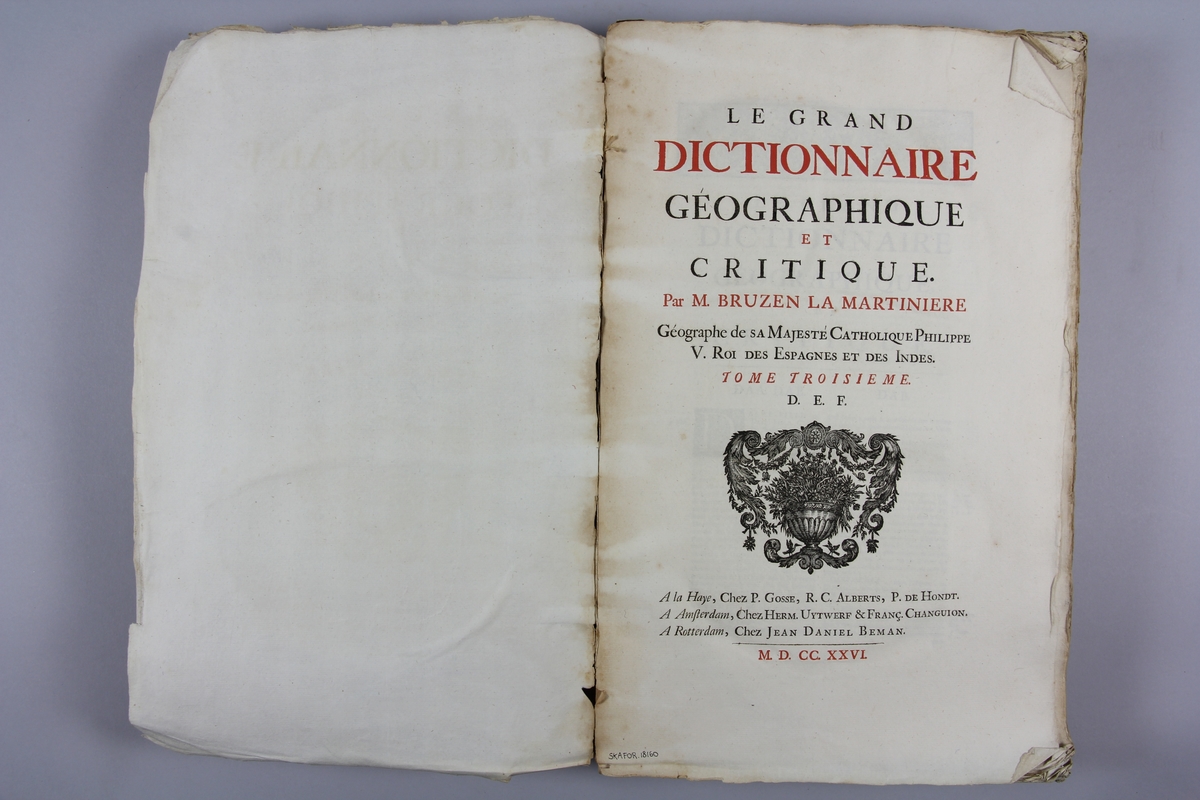 Bok, häftad "Le grand dictionnaire géographique et critique" del 3, D.E. F. Pärmar av marmorerat papper, blekt och skadad rygg. Oskuret snitt. Etikett med samlingsnummer.