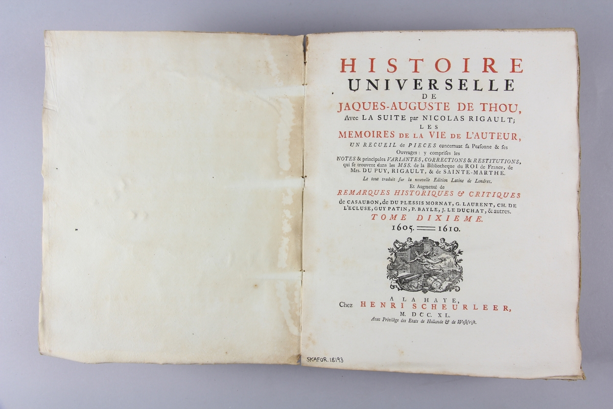 Bok, häftad "Histoire universelle" del 10. Pärmar av marmorerat papper, blekt och skadad rygg. Etikett med samlingsnummer.