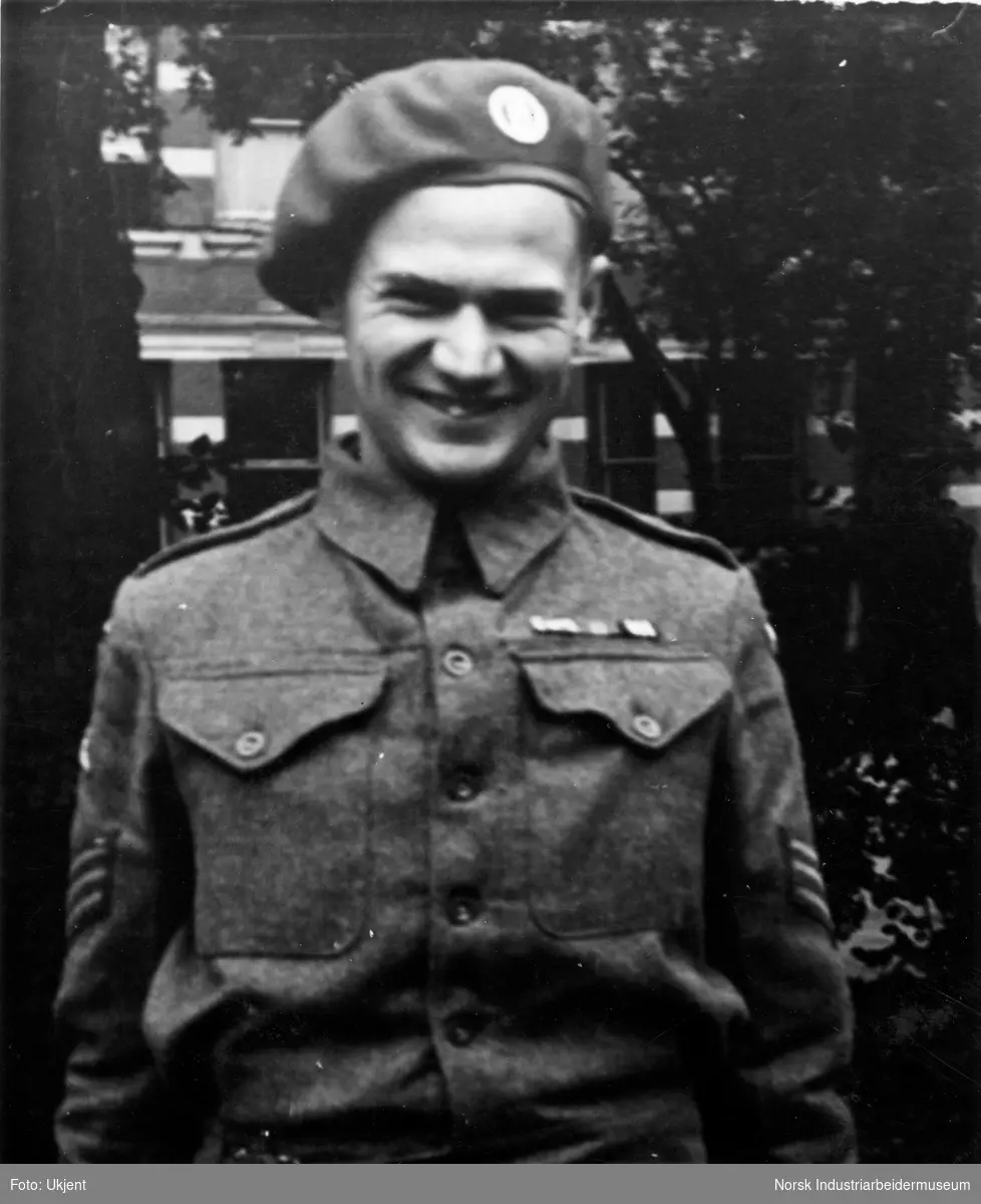 Motstandsmannen Claus Urbye Helberg i London under andre verdenskrig. Kledd i Britisk battle uniform.