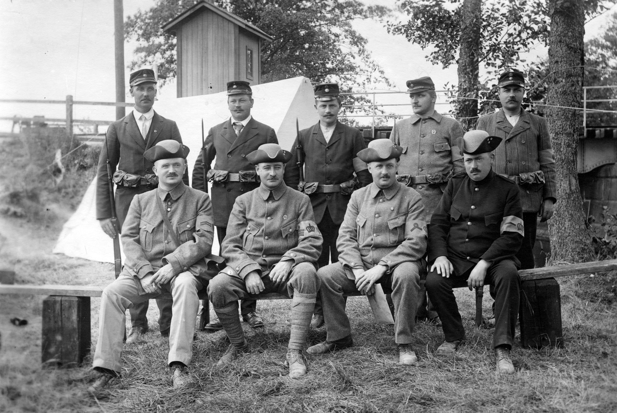 Landstormsbefäl och manskap vid bevakning av bron vid Östuna runt år 1918-20.
Fotograf E Sörman.