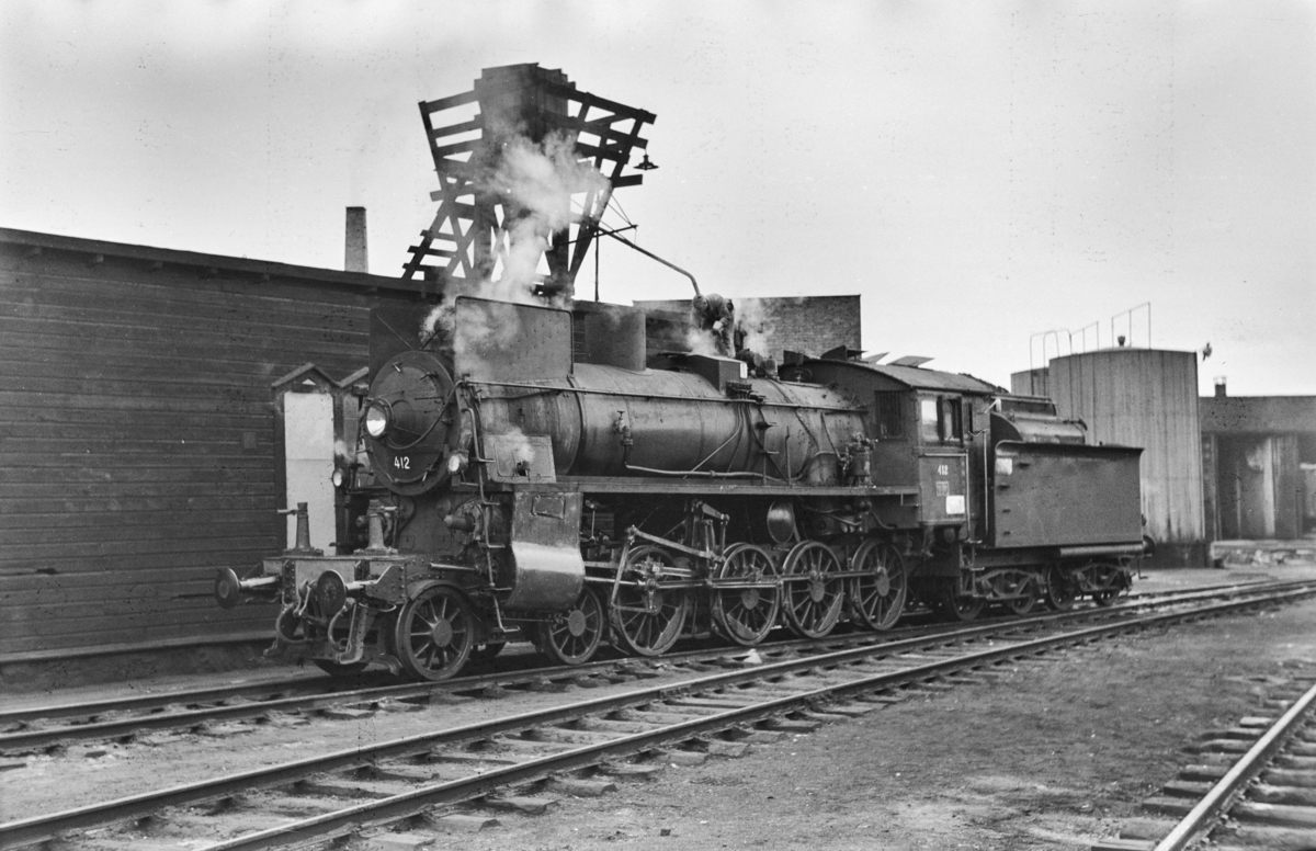 Damplokomotiv type 26c nr. 412 ved lokomotivstallen på Hamar stasjon.