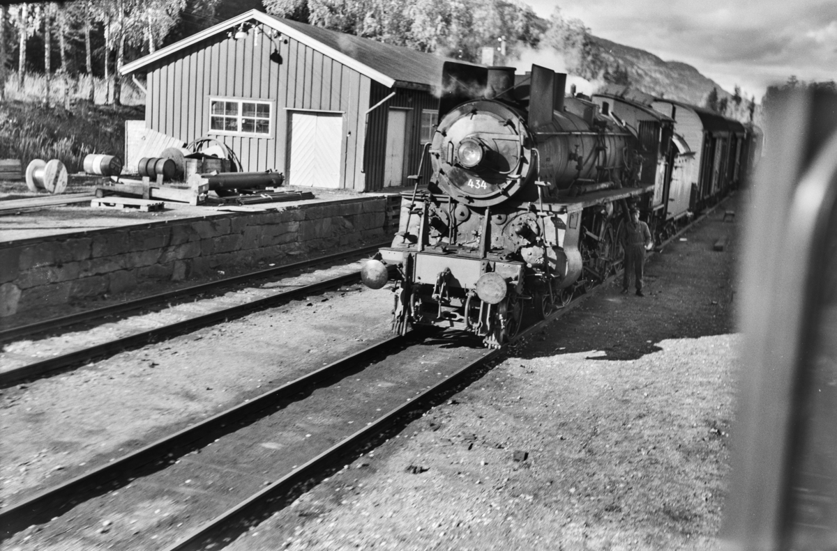 Kryssing på Tretten mellom nordgående persontog og sydgående godstog. Damplokomotiv type 26c nr. 434.