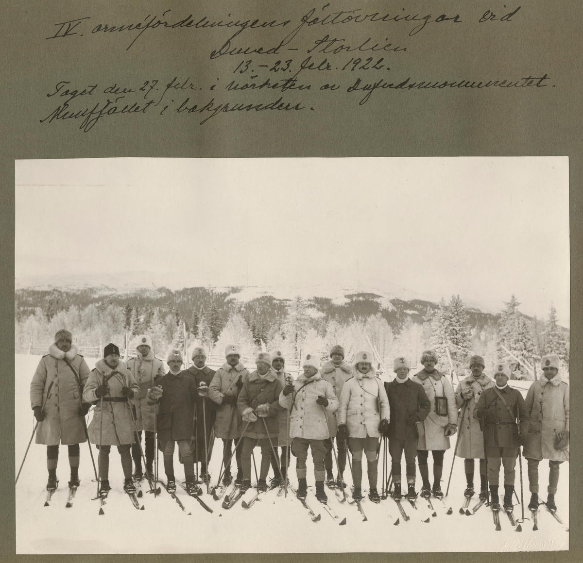 Text i fotoalbum: "IV. arméfördelningens fältövningar vid Duved-Storlien 12.-23. Feb. 1922. Taget den 27. Febr. i närheten av Dufvedsmonumentet. Slagfältet i bakgrunden".