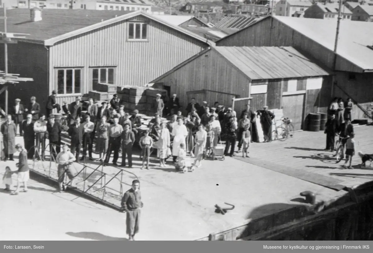 Honningsvåg. Tilskuere på dampskipskaia. Folk pleide å møte opp når Hurtigruta anløpte. 1950.