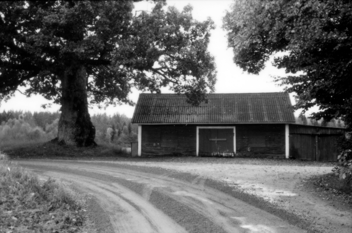 Ett uthus vid Vallerstads herrgård i Kärda socken.