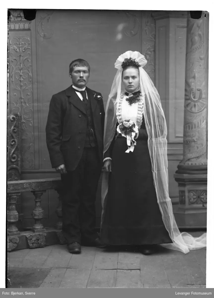 Portrett  av brudepar av Anton Hofstad, hun er ikke navngitt.
