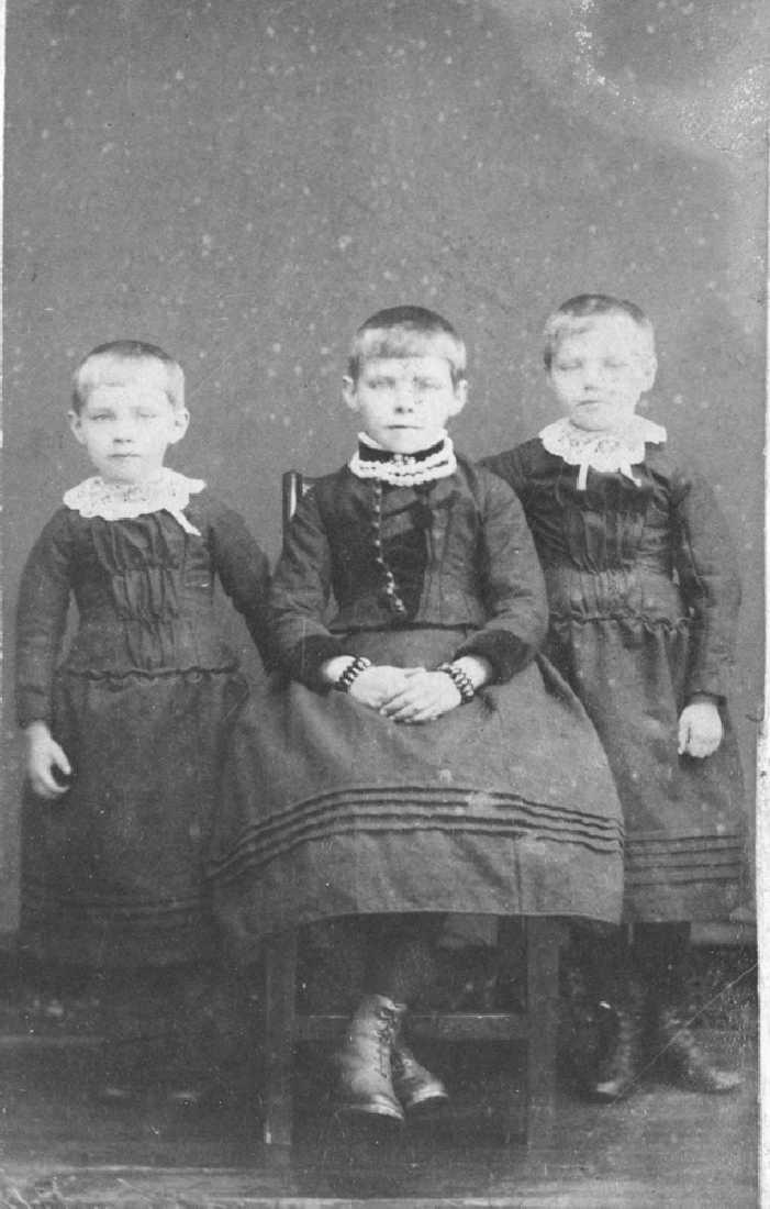 Leirfjord, Leland. Barnebilde. Søstrene Maren Mørk, Adolfine Mørk og Hansine Mørk.