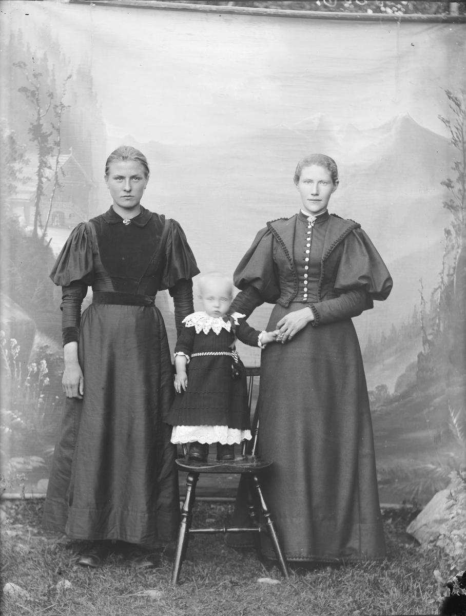 Mari Byhrhagen med søster og barn. Dette er antageligvis Mari Johansdatter f 1874 og søsteren Kari f. 1870