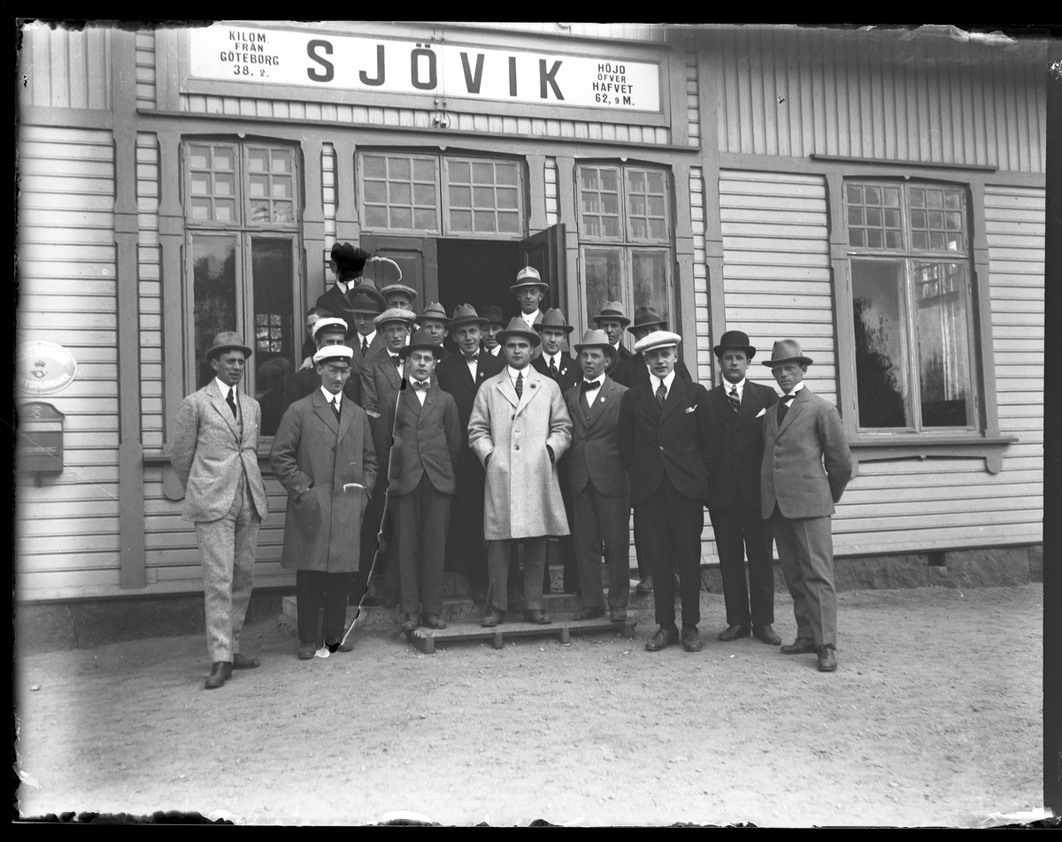 AIFs (Alingsås Idrottsförening) manliga gymnastiktrupp utanför Sjöviks station på väg till Skara.