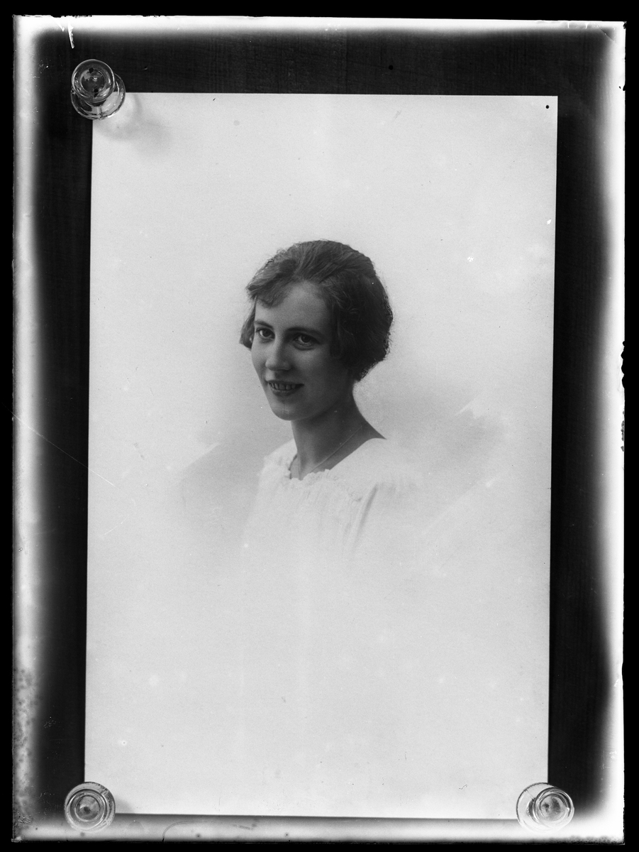 Reprofoto av porträtt på Lisa Johansson i vit klänning.