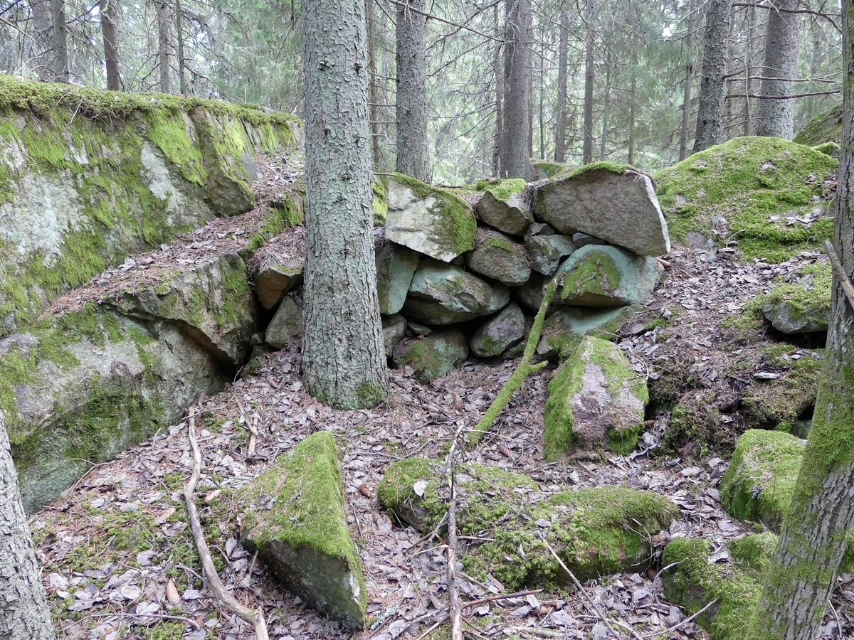 Arkeologisk utredning, kallmur i stenbrott, objekt 9, Fullerö, Uppsala socken, Uppland 2018