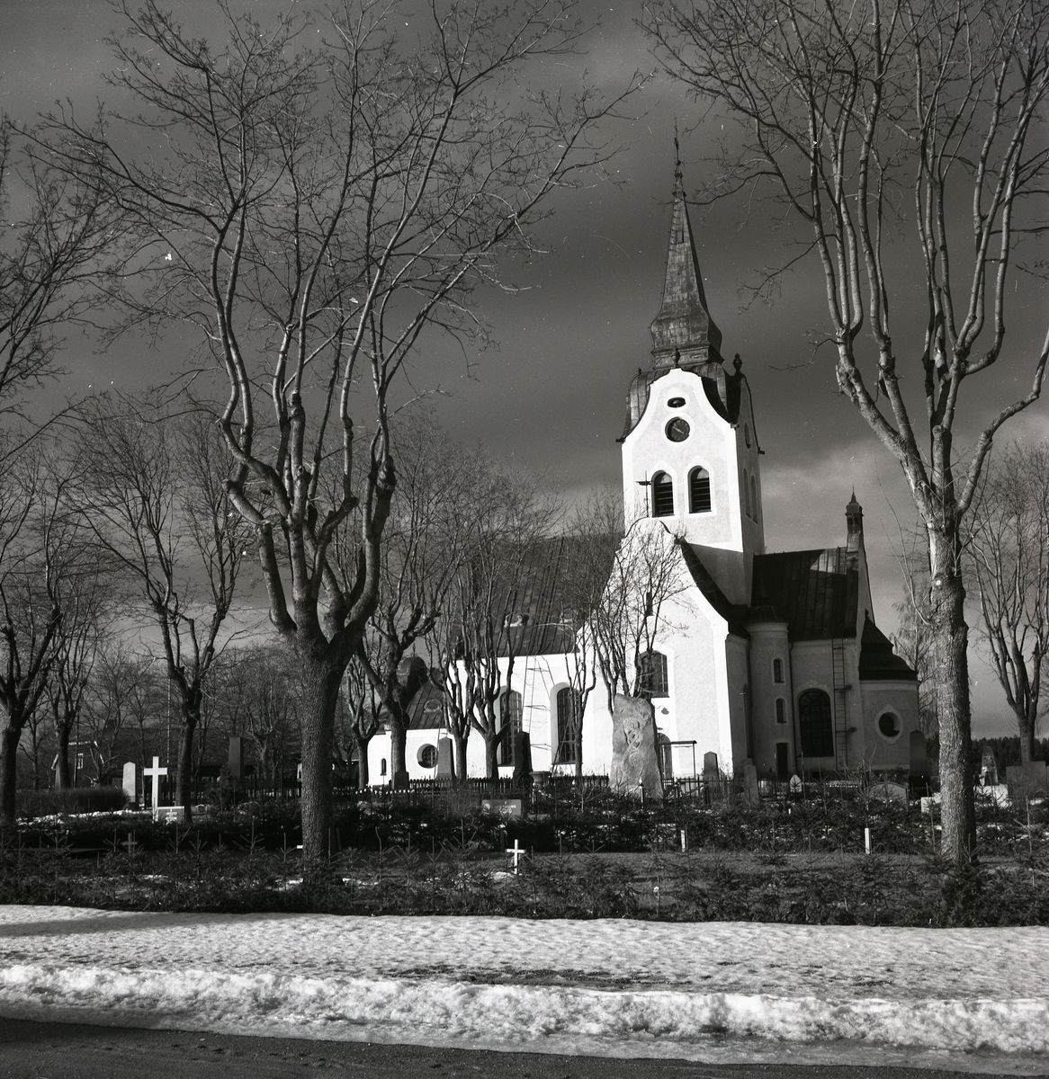 Söderala kyrka i vinterskrud.