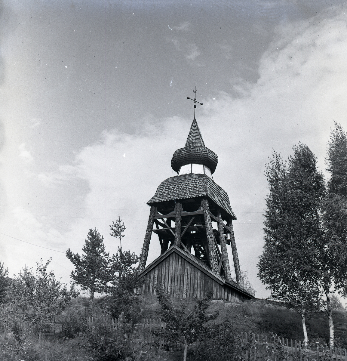 Klocktorn tillhörande Njutångers kyrka.