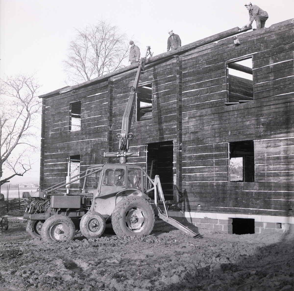 Några män arbetar med nedmontering av ett timrat hus den 3 november 1967.