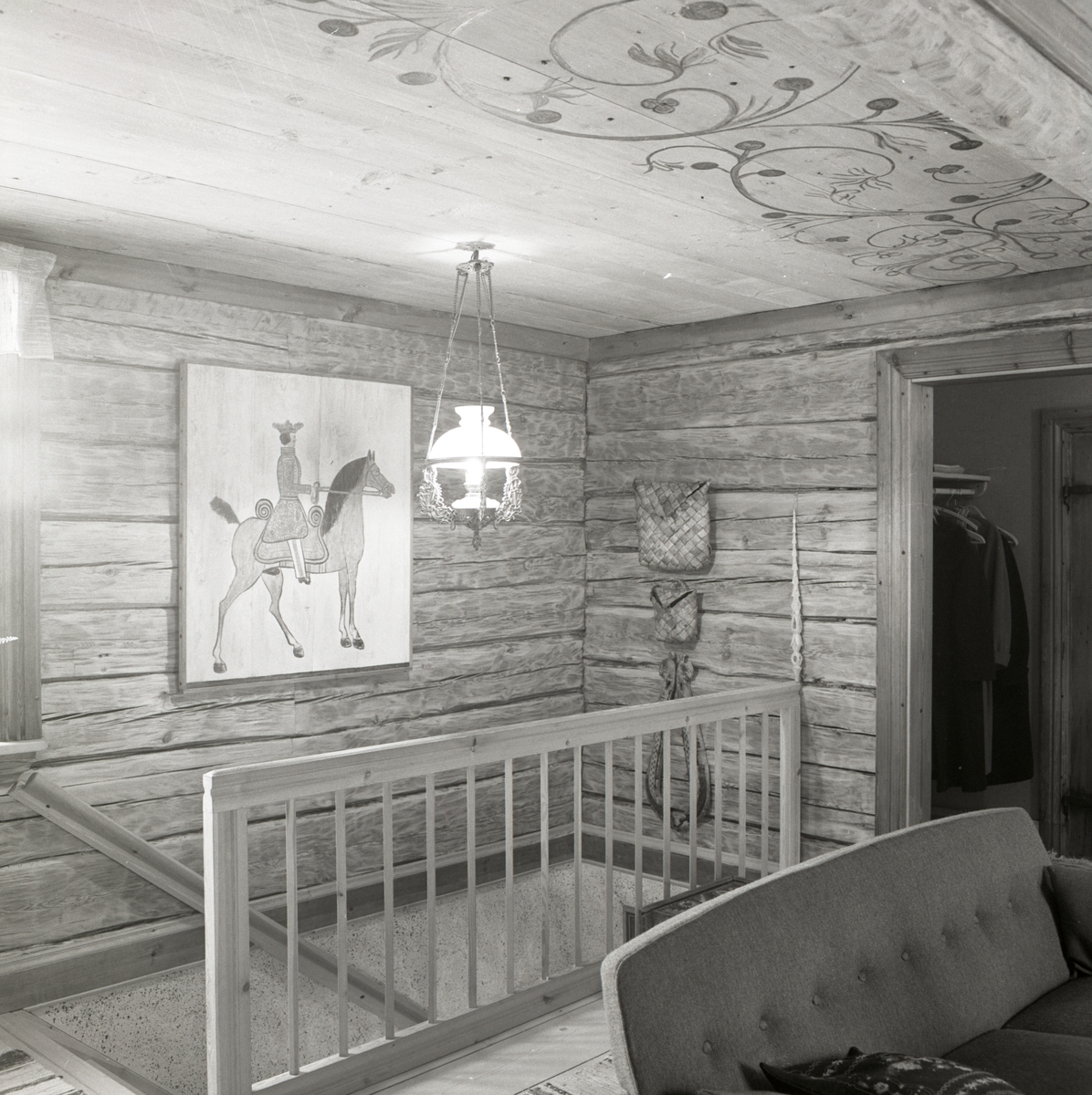 Ett rum med en trappnedgång på gården Sunnanåker, januari 1970.