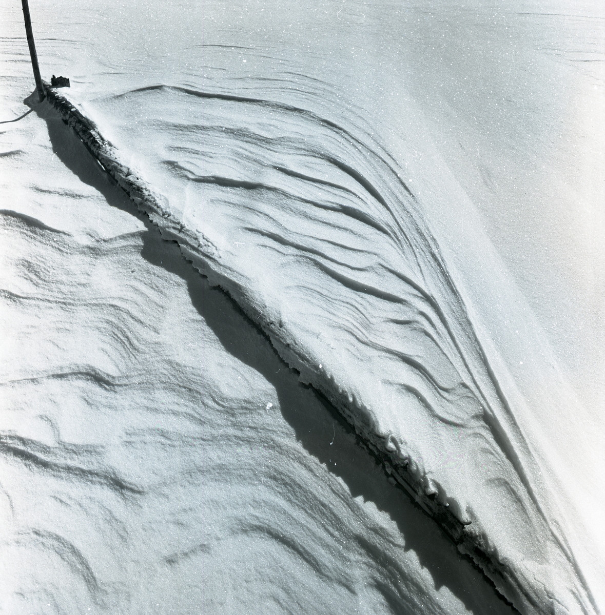 Snö som drivit och bildat ett vågmönster, påskdagen 25 mars 1951.