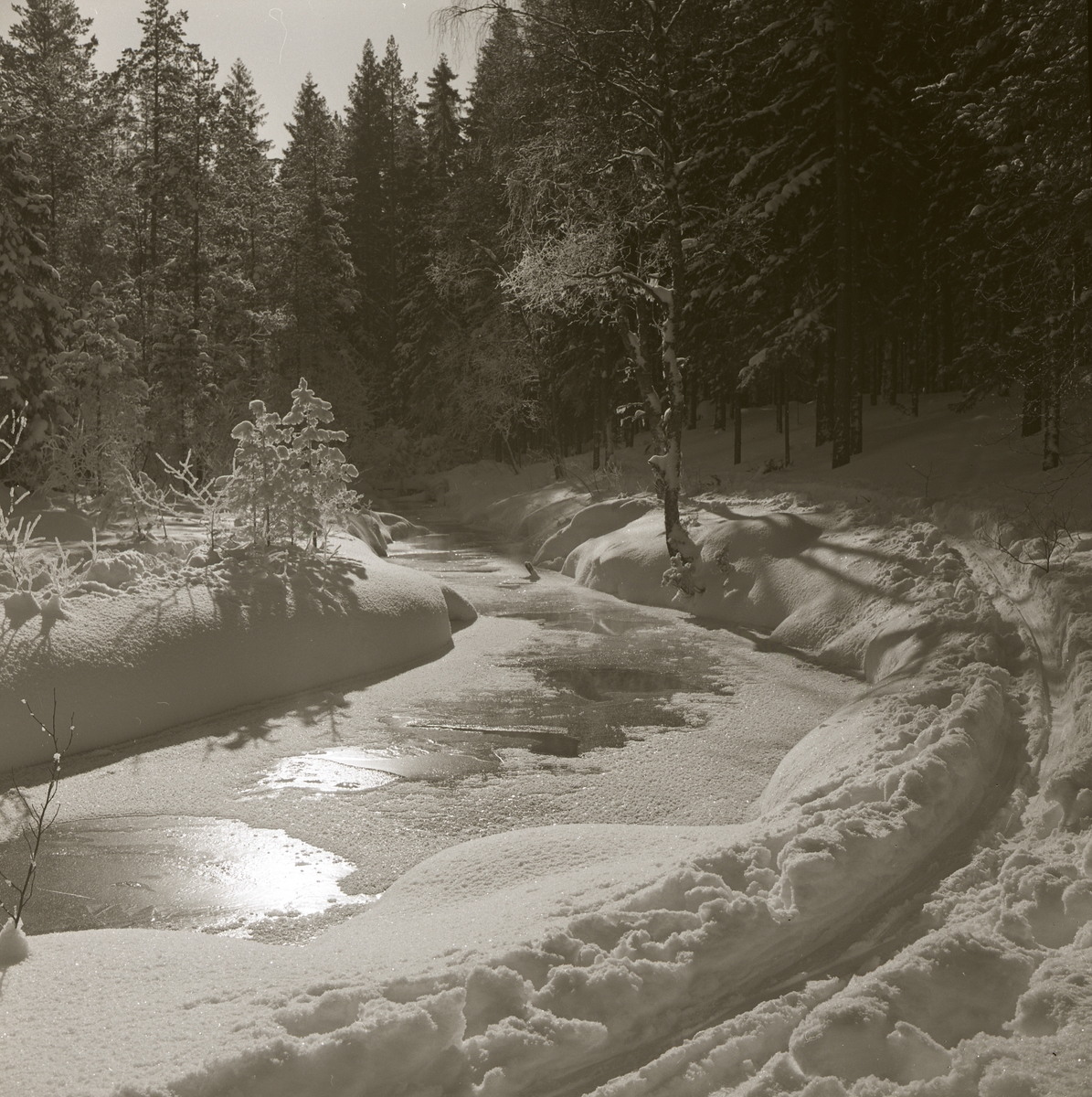 Hölesjöån slingrar fram genom ett snötäckt landskap den 25 december 1963.