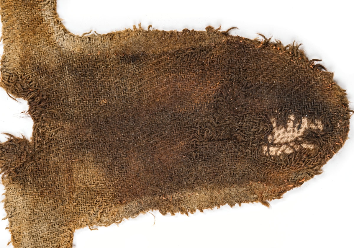 Fyndet består av en högerstrumpa vävd i kypert av ull. Strumpan hittades tillsammans med den tillhörande vänsterstrumpan (14278) inuti ett mindre skrin med kombinationslås (15415). Tyget har ursprungligen varit ljusare gråmelerat men är idag rostfärgat från allt järn som funnits runtomkring i vattnet. Strumpans skaft har täckt nedre delen av benet med en avslutande spets som nått ovanför knät. Strumpan är konstruerad i två delar, en bendel och en suldel som är av två olika kypertvävda tyger. Bendelen har varit ihopsydd mitt bak med två sprund vid anklarna där sulans två kilar varit fästa. Sulan har hål och slitage vid stortån och hälpartiet och vid knät sitter en lagningslapp där strumpan gått sönder. Ovanför knät har även strumpan brustit tvärs över, troligen är detta från strumpebandet som hållit upp strumpan på benet. Strumpan är tillskuren på skrådden vilket gör den mer elastisk och följsam, vilket är passande för ett mer kroppsnära plagg som detta.
 
Strumpan är idag monterad på ett stödtyg och har under tidigare konservering blivit ihopsydd men är nu isärtagen. Den tillhörande vänsterstrumpan är fortfarande ihopsydd från konserveringen.

För mer detaljerad information från textildokumentationen (år 2022) se länkade filer.