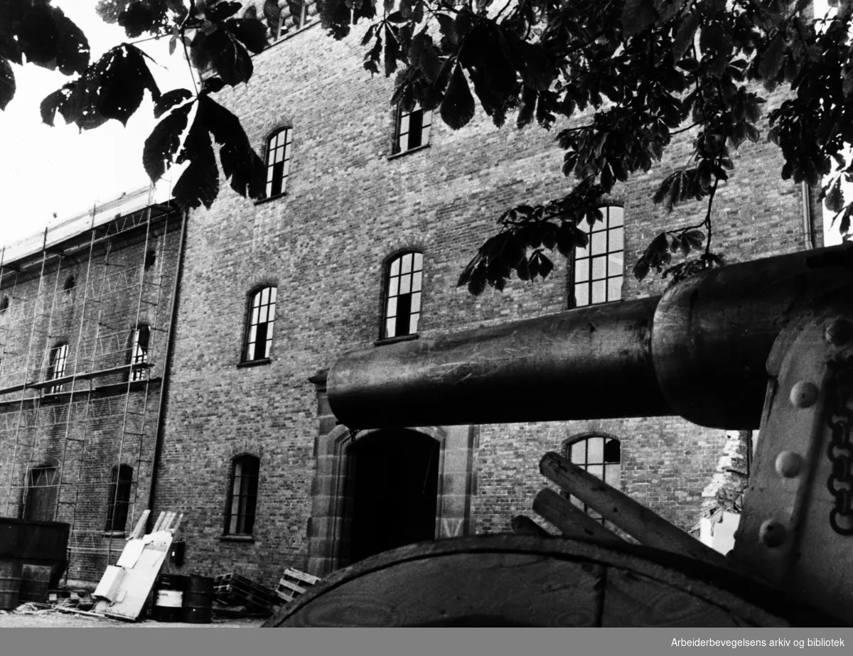 Akershus Festning, Forsvarsmuseet. Fagbygg a.s. i arbeid med å gjøre bygning nr.62 om til Forsvarsmuseum. September 1977.