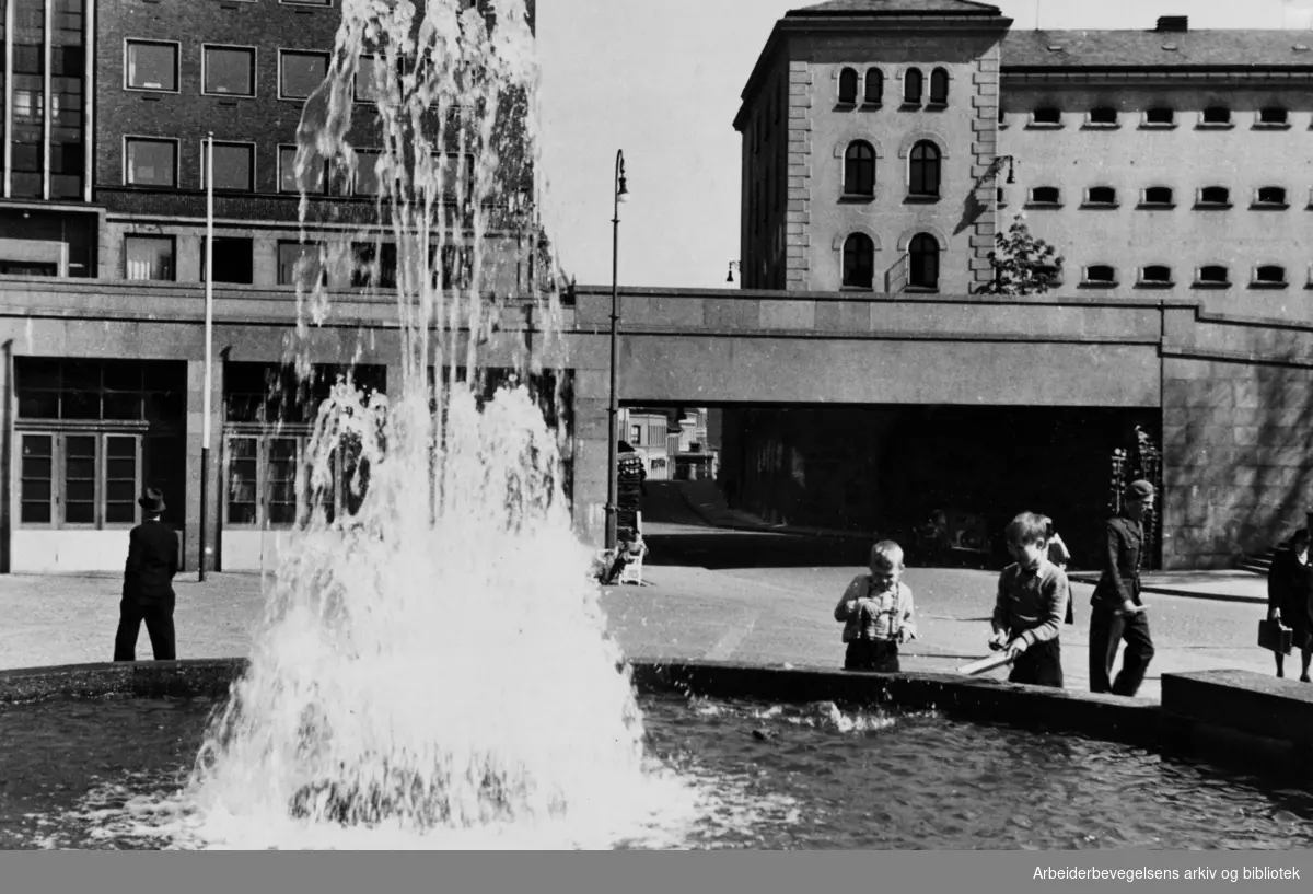 Arne Garborgs plass med fontenen. 1947 - 1950