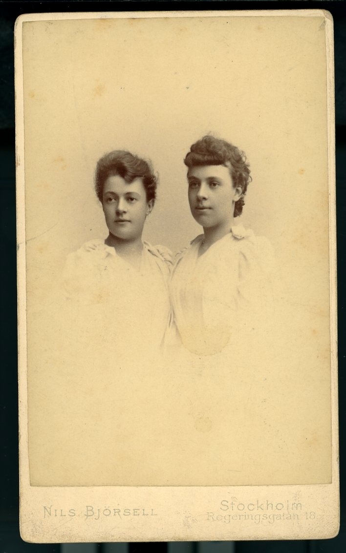 Kabinettsfotografi: "Fr Thiebaut", bröstbild av två unga kvinnor i vita plagg.