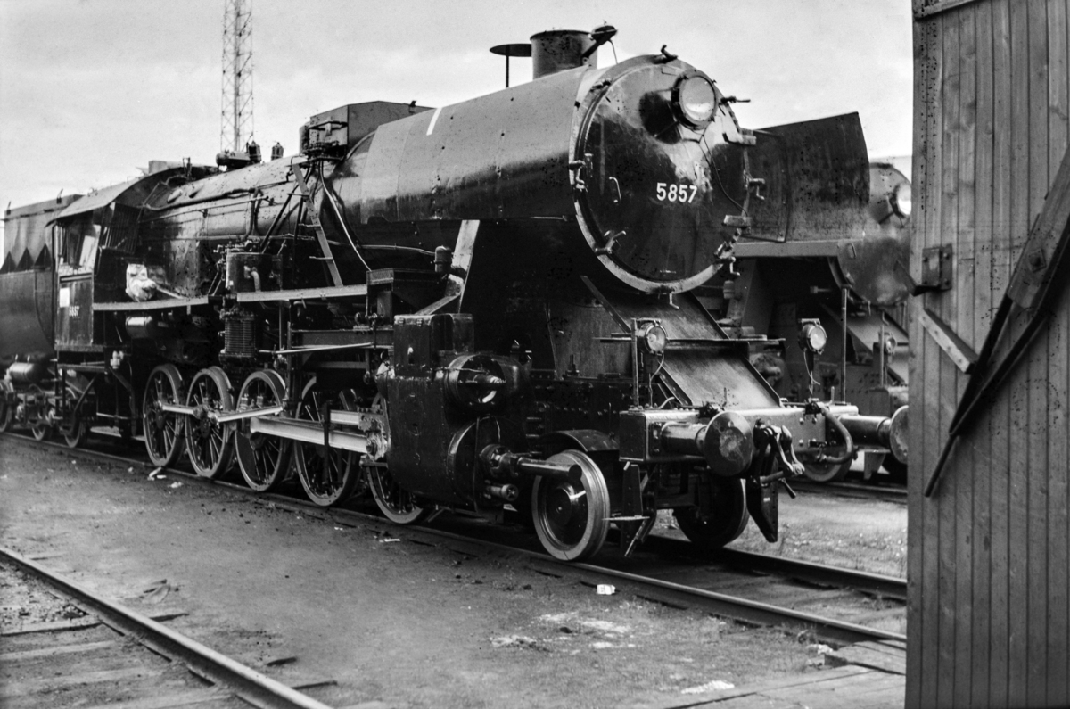 Nyrevidert damplokomotiv type 63a nr. 5857 på Marienborg.