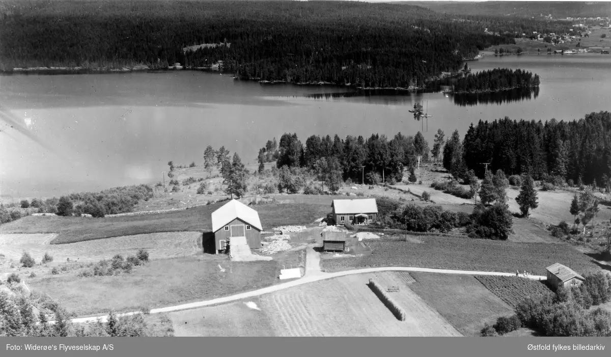 Haukebølenga 67/14. Rømsjøen i bakgrunnen. Flyfoto fra Rømskog.