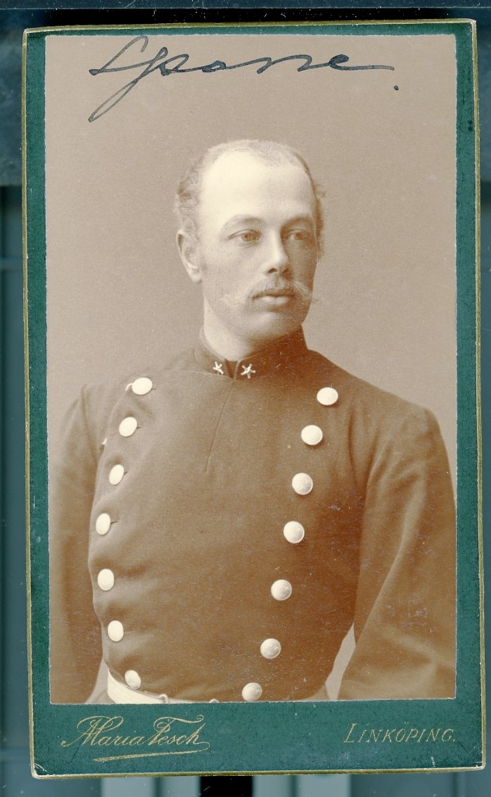 Kabinettsfotografi:  Ulf Claes Wilhelm Sparre i uniform.