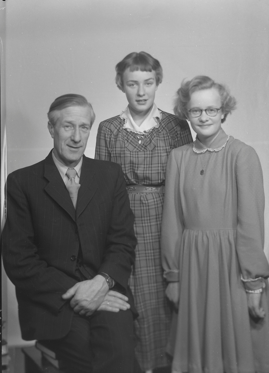 Vermund Benum med døtrene Turid og Sissel