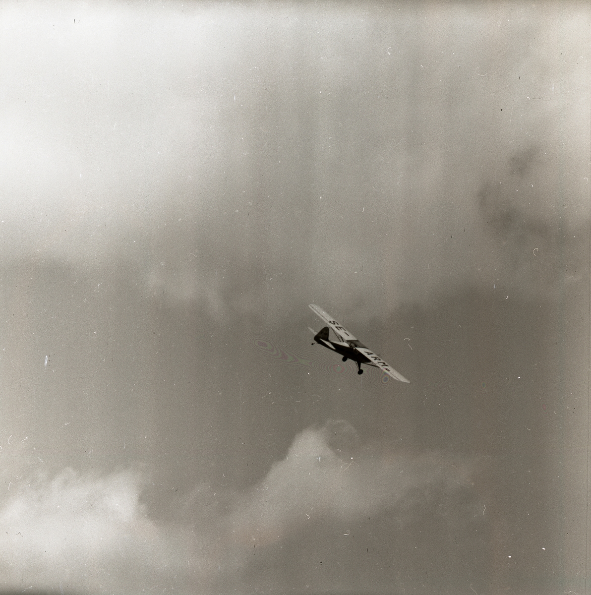 Flygplan bland molnen, Fieseler storch FI 156. Fotograferat på midsommardagen 25 juni 1955.