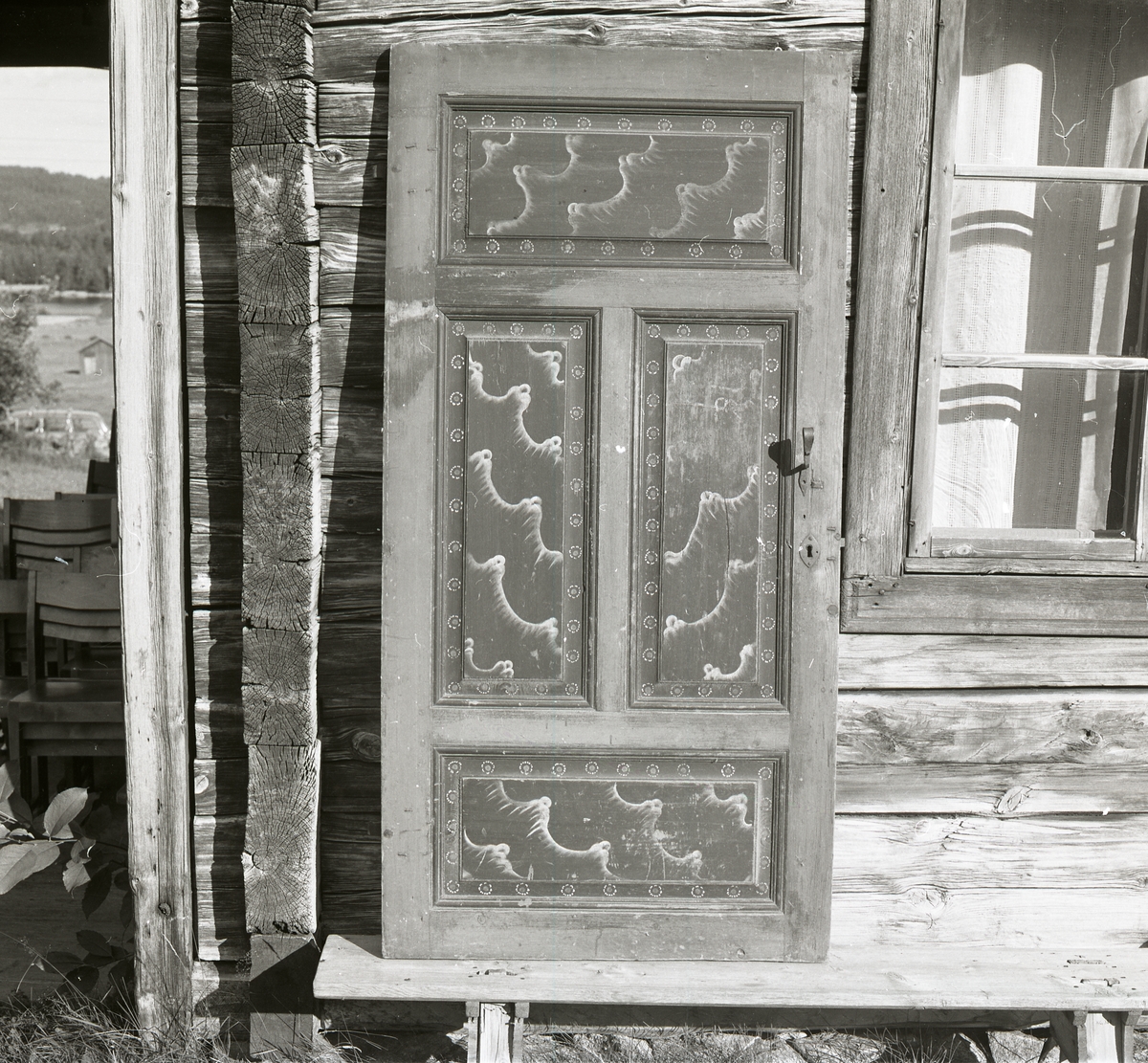 En dörr står lutad mot en timmervägg vid Karlsgården den 20 augusti 1978.