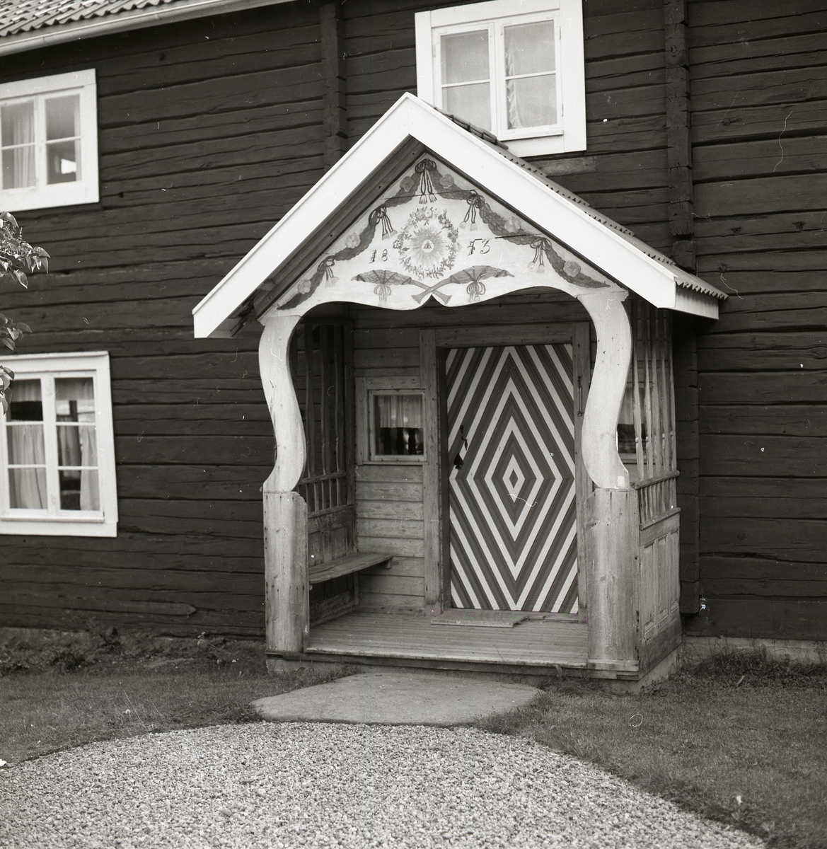 En förstukvist samt bemålad dörr vid Karlsgården i Järvsö den 20 augusti 1978.