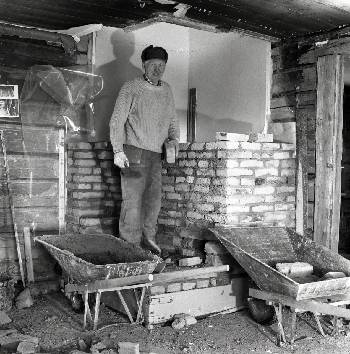En man murar en skorsten på Utegården i Rengsjö den 22 november 1990.