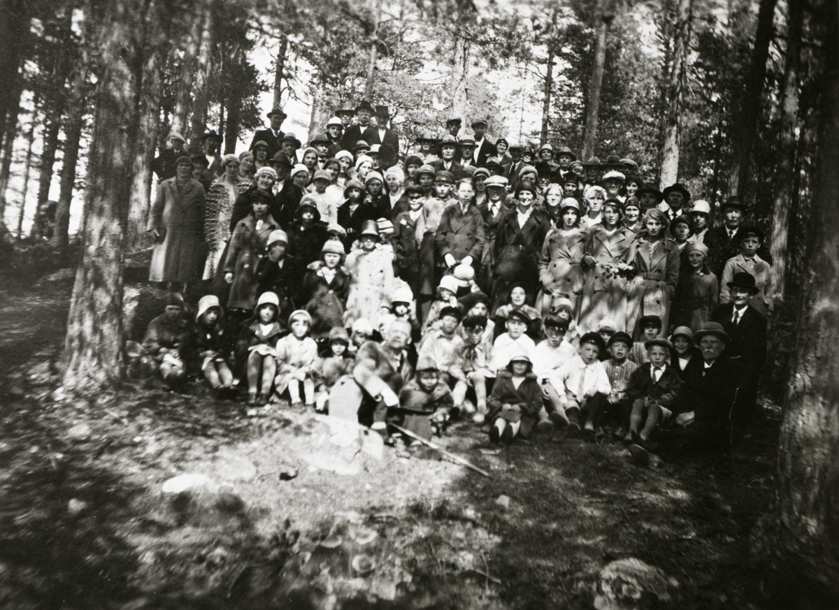 En grupp människor samlade i skogen.