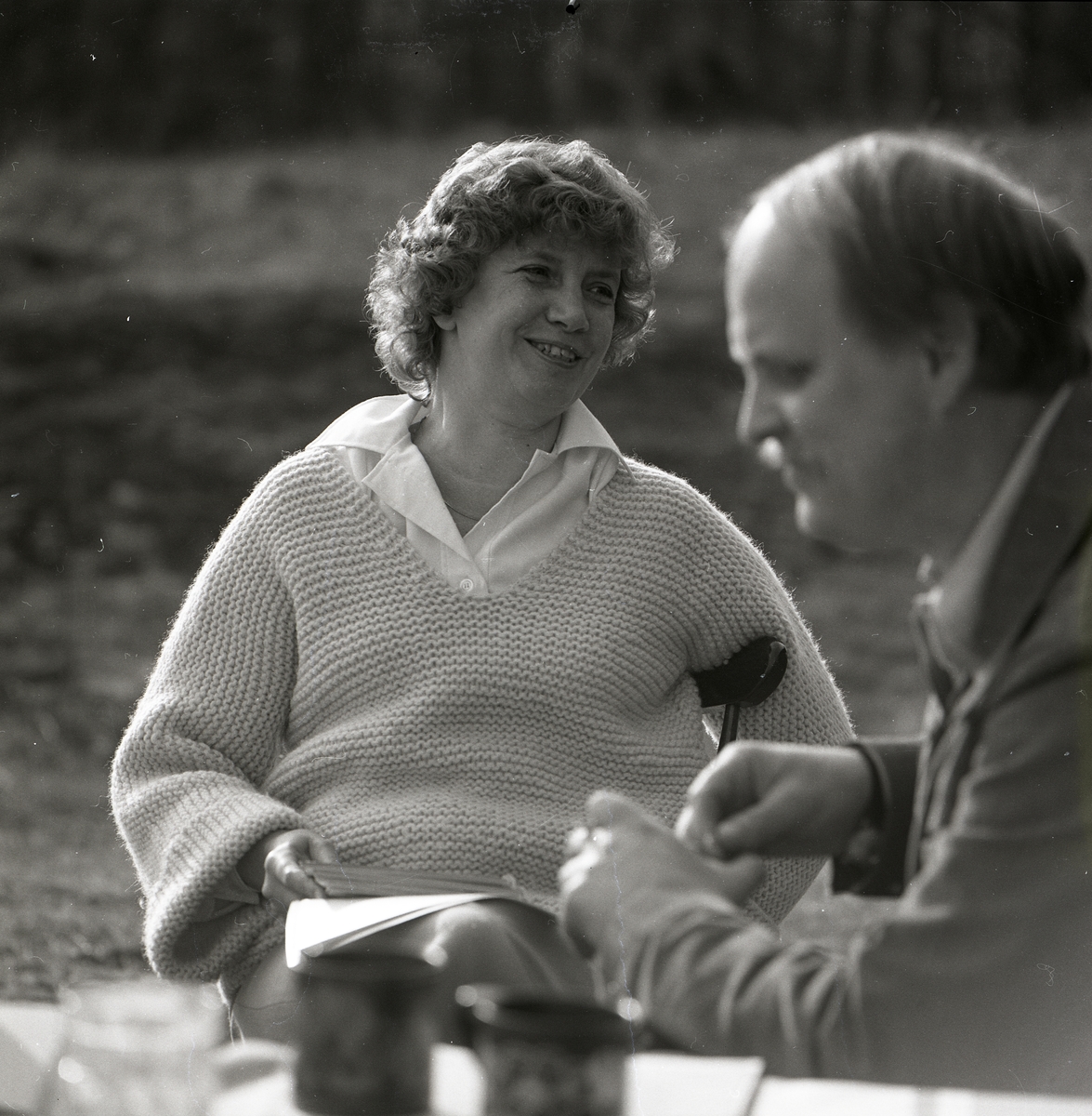 En man och en kvinna sitter vid ett bord i Örbybruk, 22 april 1978.